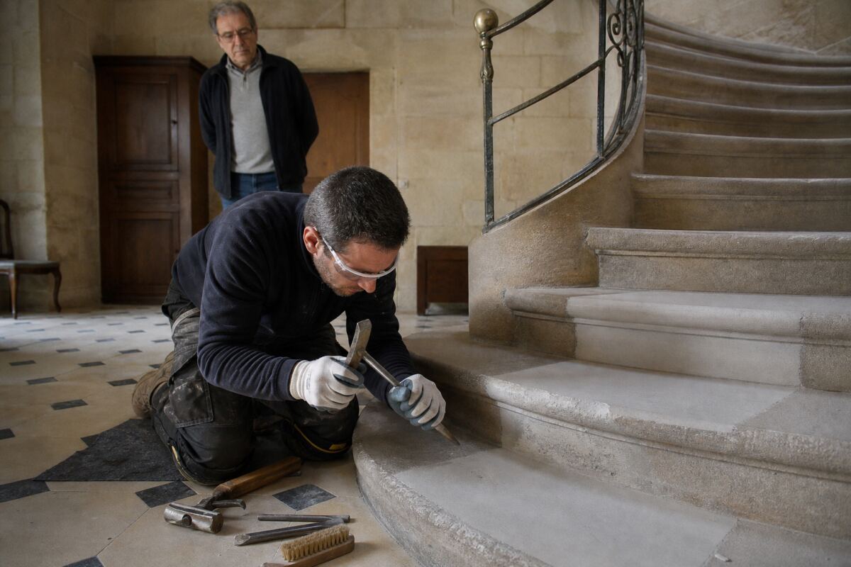 Escalier en pierre usé : réparer les nez sans glissance