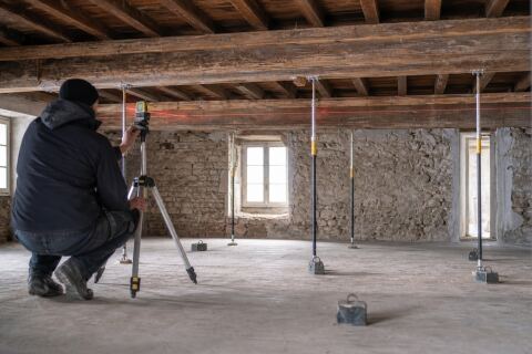 Mesurer la flèche d’un plancher : repères stables, charges et suivi dans le temps