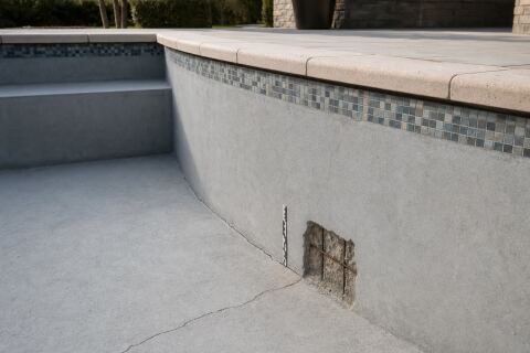 Rénover une piscine fissurée : structure, étanchéité ou simple revêtement ?
