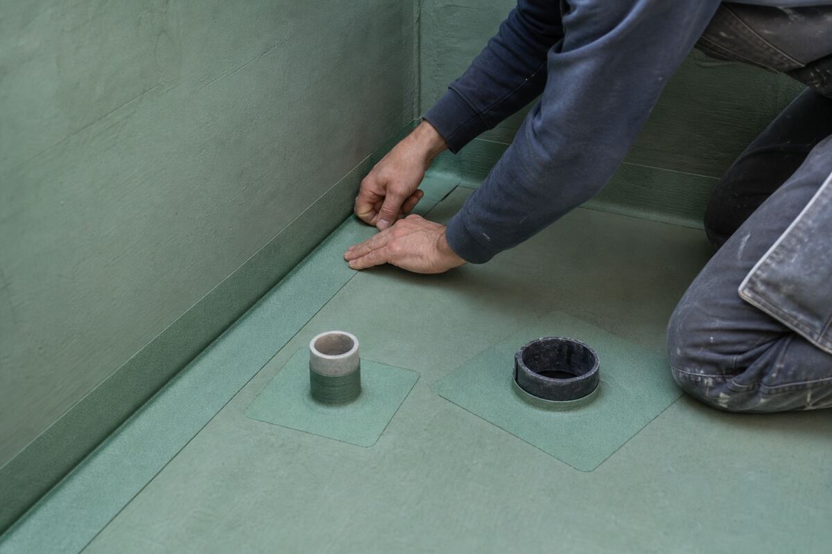 Étanchéité sous carrelage d’une douche : bandes, angles et traversées