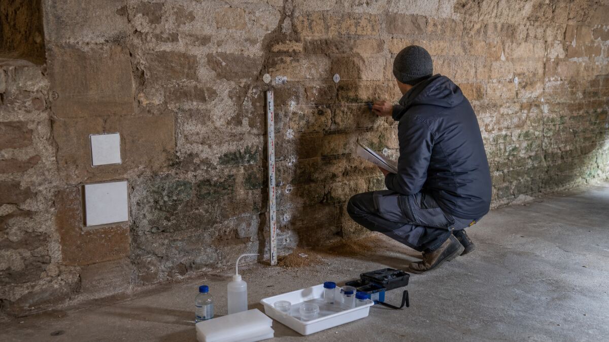 Coupure de capillarité dans un mur ancien : injections et alternatives