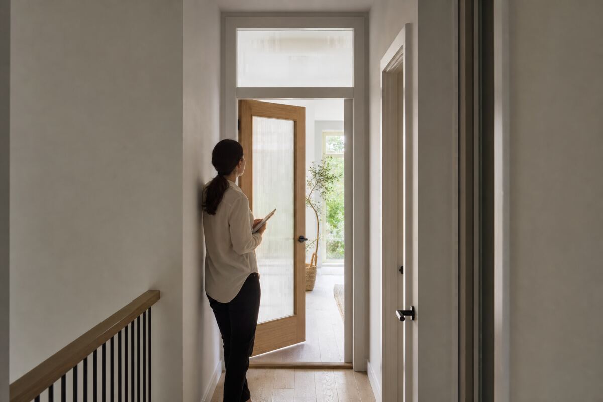Lumière naturelle dans un couloir : imposte, porte vitrée ou conduit solaire