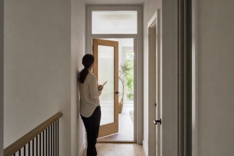 Lumière naturelle dans un couloir : imposte, porte vitrée ou conduit solaire