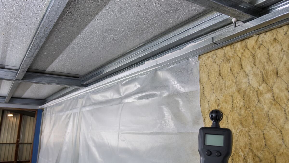 Condensation sous bac acier : causes et solutions