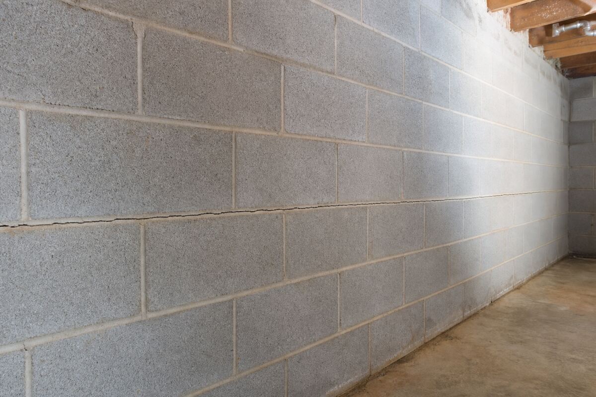 Fissure horizontale dans un mur en parpaings : poussée, chaînage ou mouvement du plancher ?