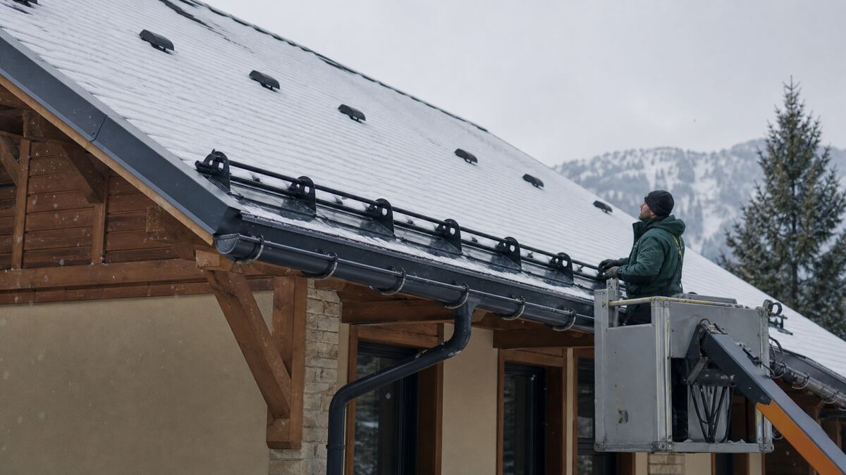 Gouttière en zone neigeuse : crochets et pare-neige
