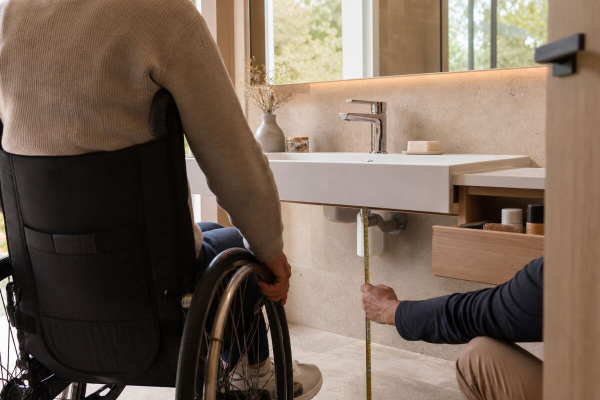 Lavabo utilisable assis : vide, siphon et miroir