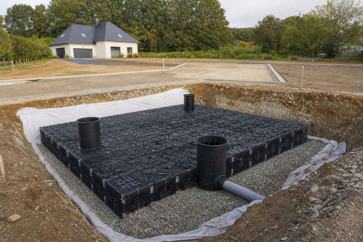 Structure réservoir sous une cour : volume, débit de fuite et inspection
