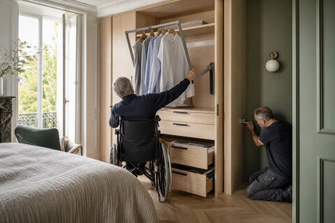 Dressing accessible : tringles descendantes, tiroirs et stabilité