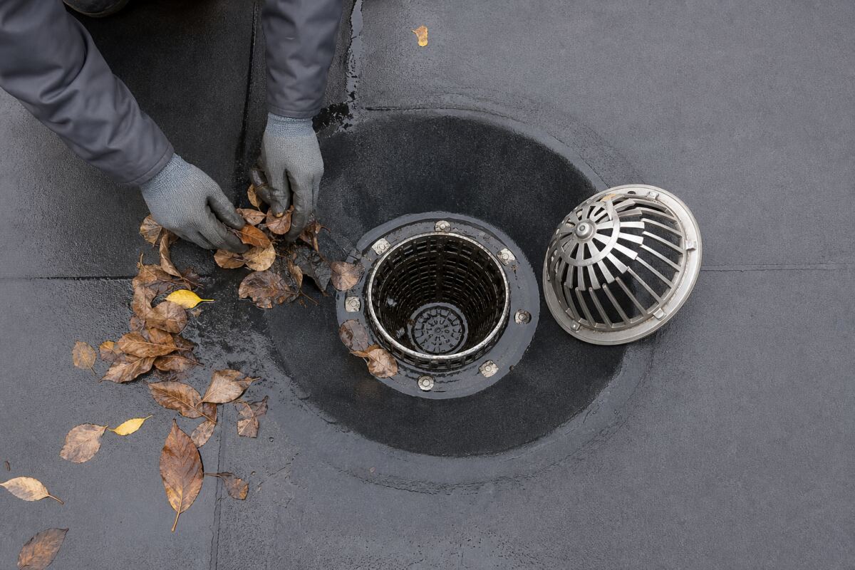 Naissance d’eaux pluviales sur toit plat : grille, crapaudine et accès d’entretien