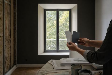 Pièce sombre après isolation intérieure : préserver embrasures et couleurs utiles