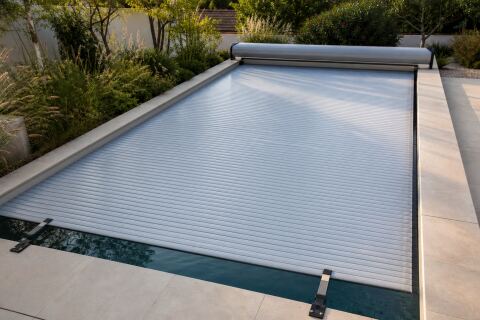 Couverture automatique de piscine : sécurité, réglage et entretien des lames