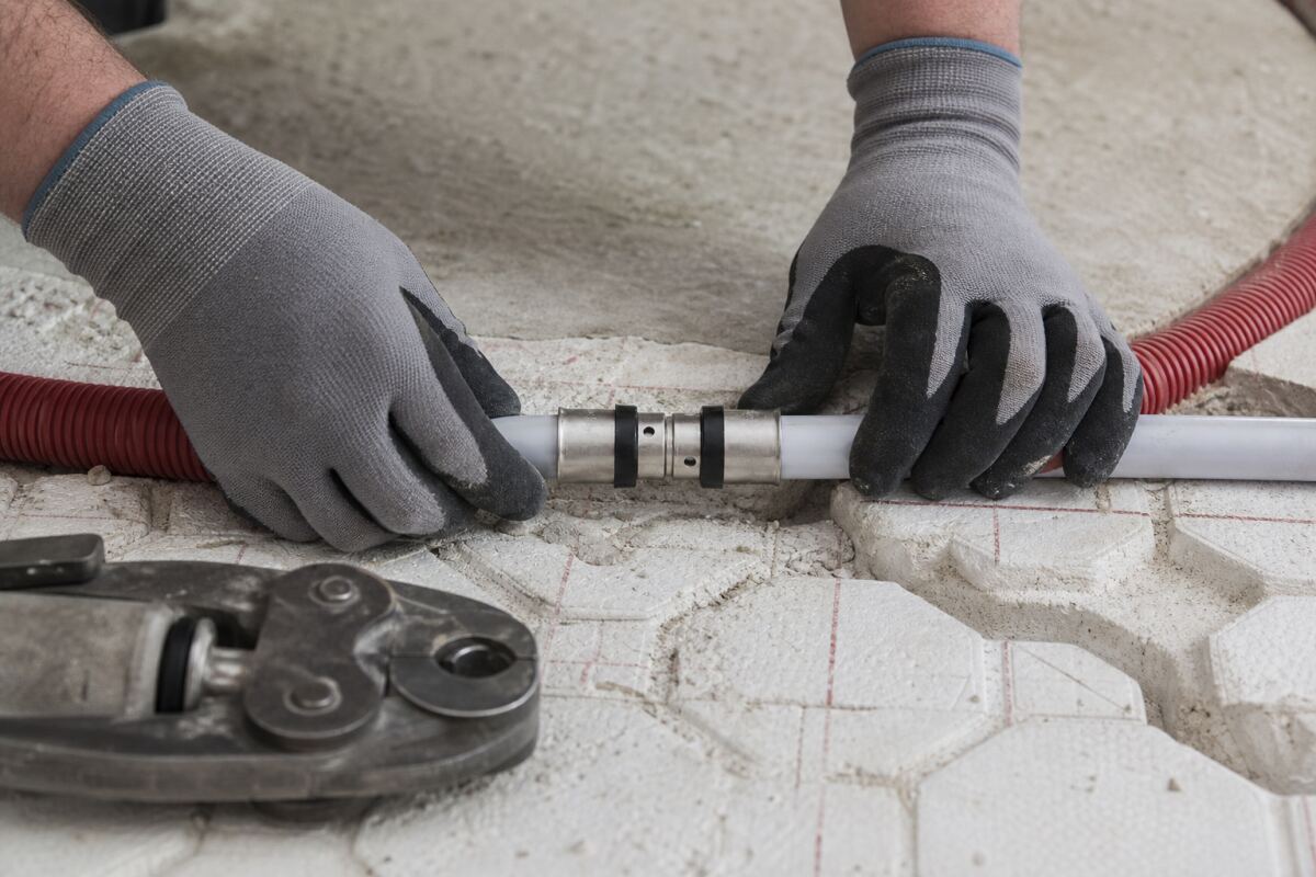 Raccords sertis dans une chape : règles et protection