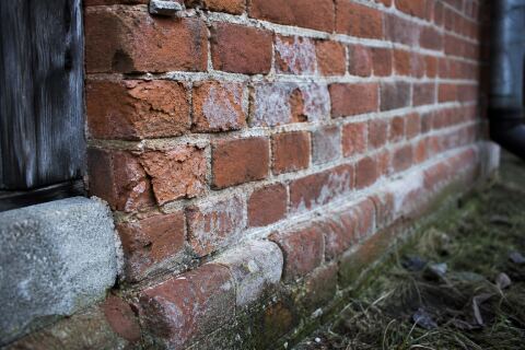 Briques qui s’effritent après le gel : remplacer sans enfermer l’humidité