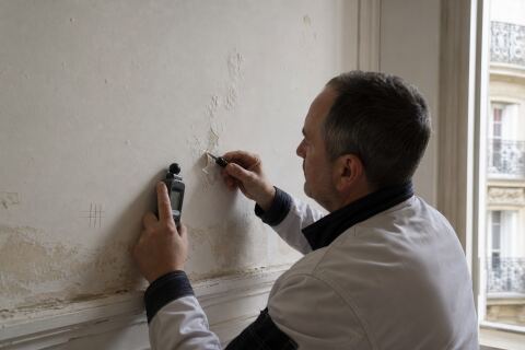 Peinture qui cloque sur un mur sec en surface : sels, support ou ancienne couche ?