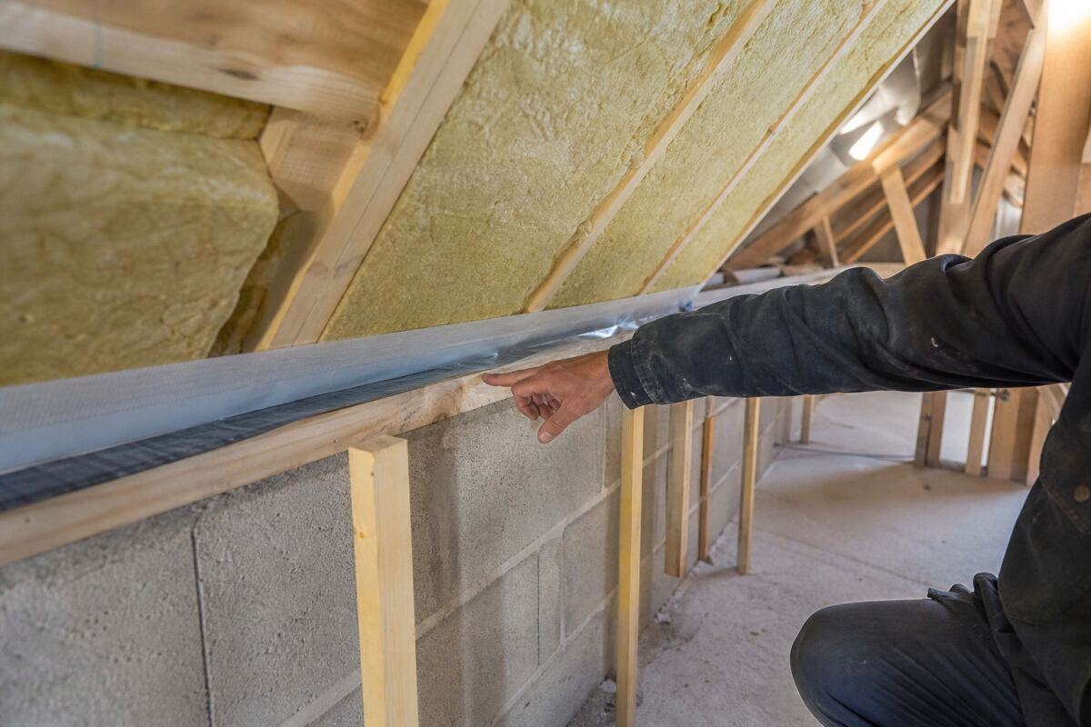 Isoler la toiture puis les murs : préparer la continuité au niveau des sablières