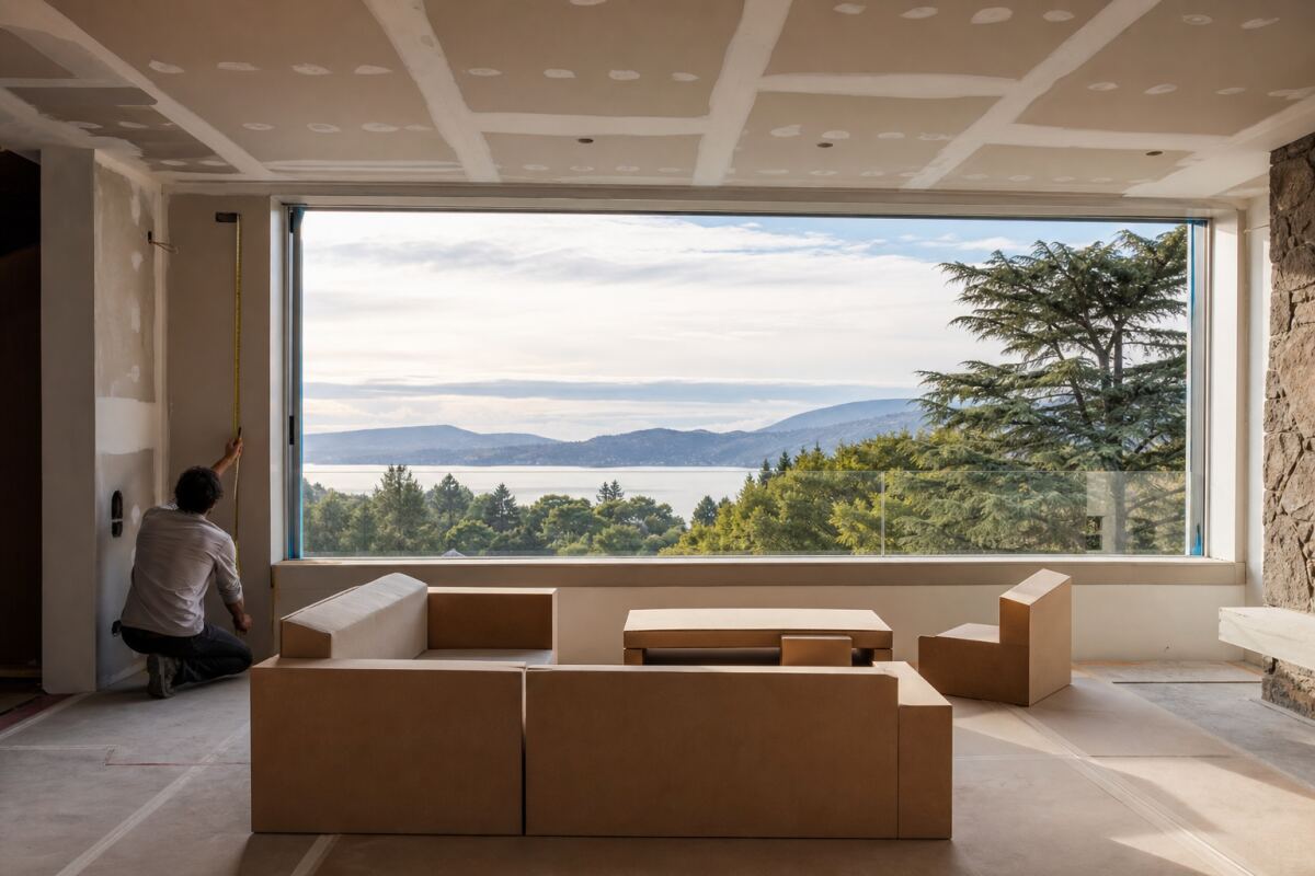 Rénover sans perdre la vue : hauteur d’allège et mobilier