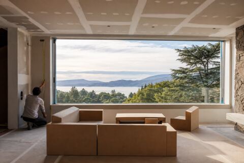Rénover sans perdre la vue : hauteur d’allège et mobilier à considérer