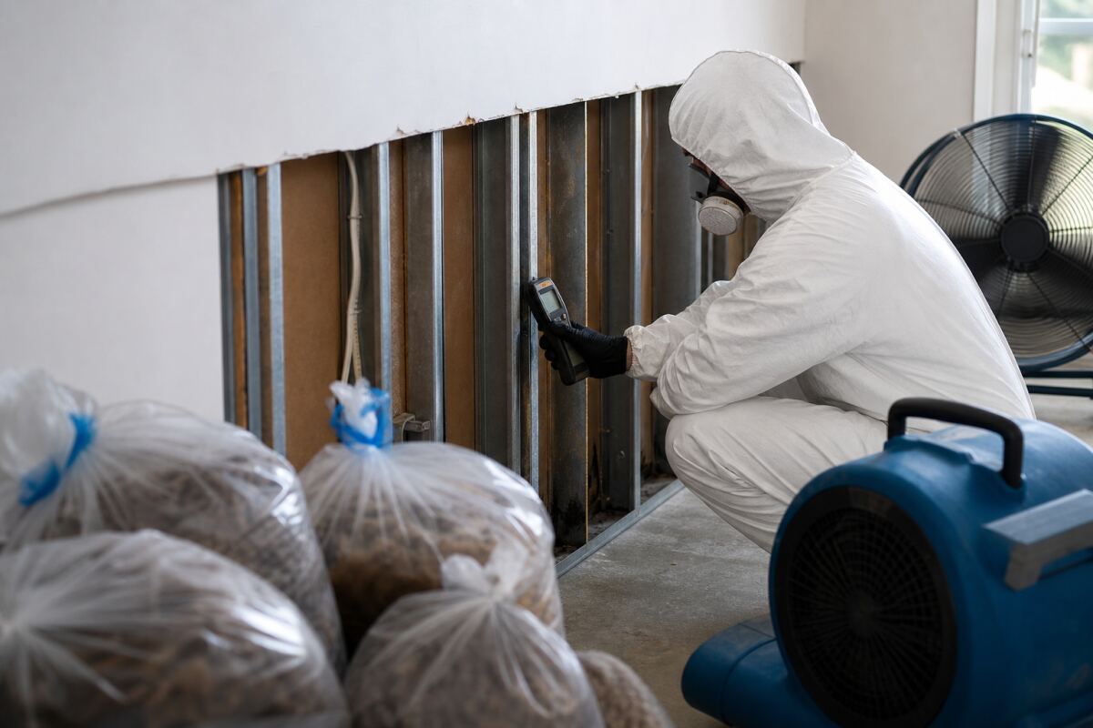 Isolant trempé dans une cloison 