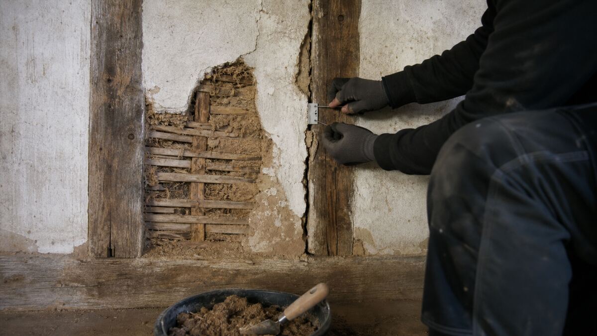 Mur en torchis : diagnostiquer et réparer les fissures