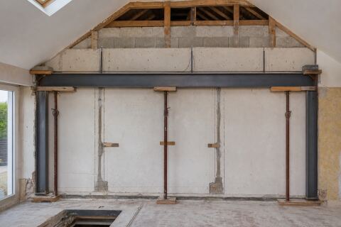 Créer une ouverture dans un pignon : charges, contreventement et phasage du chantier