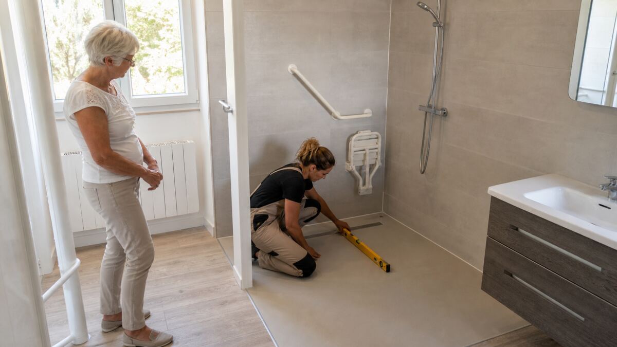 Douche accessible : dimensions et pose sûre