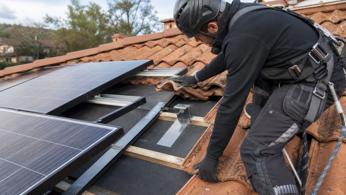 Solaire sur tuiles : étanchéité et décennale