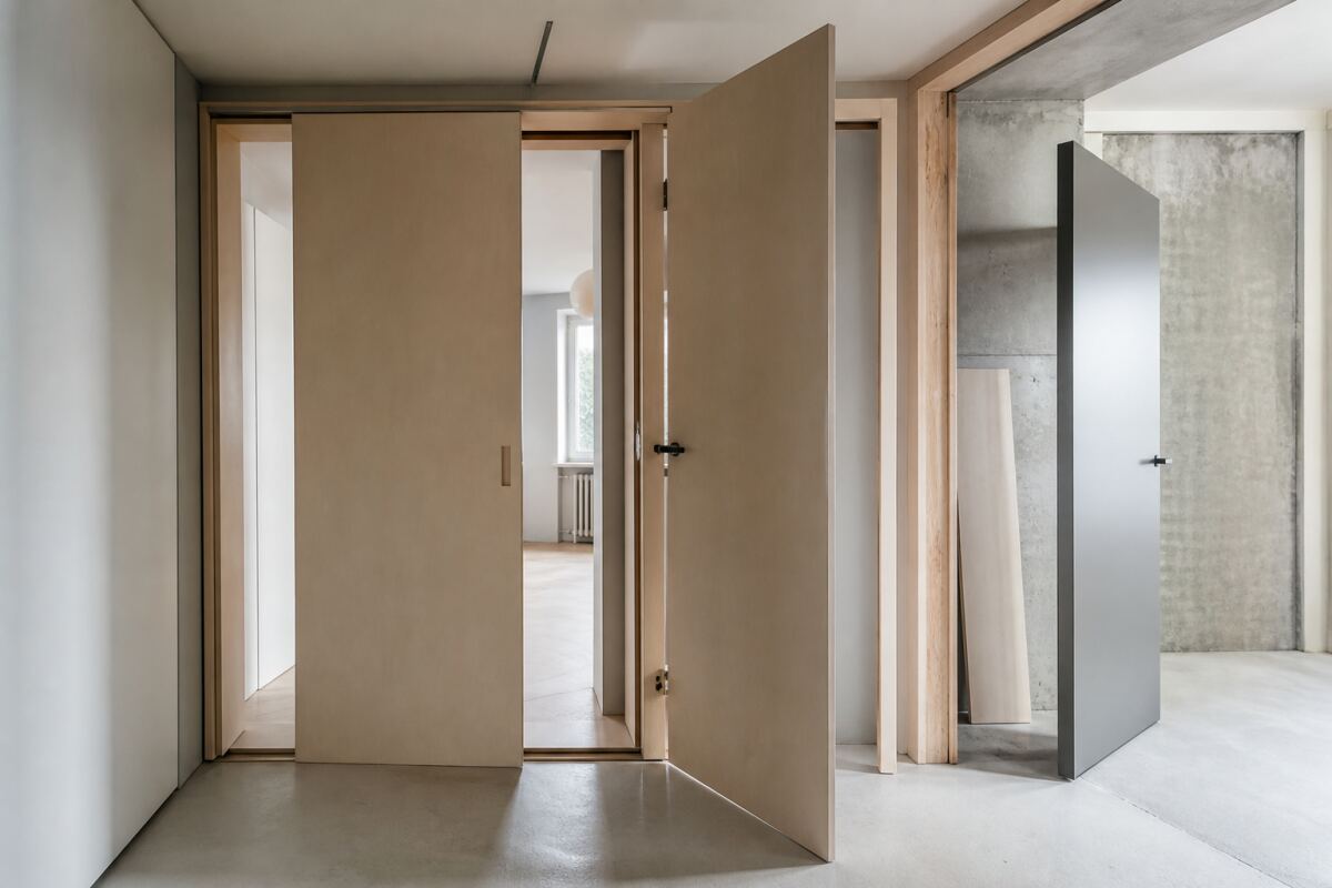 Portes qui se croisent dans un petit espace 