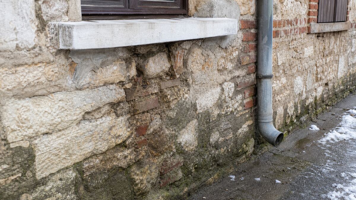 Gel-dégel sur façade poreuse : limiter l’eau avant de réparer les éclats