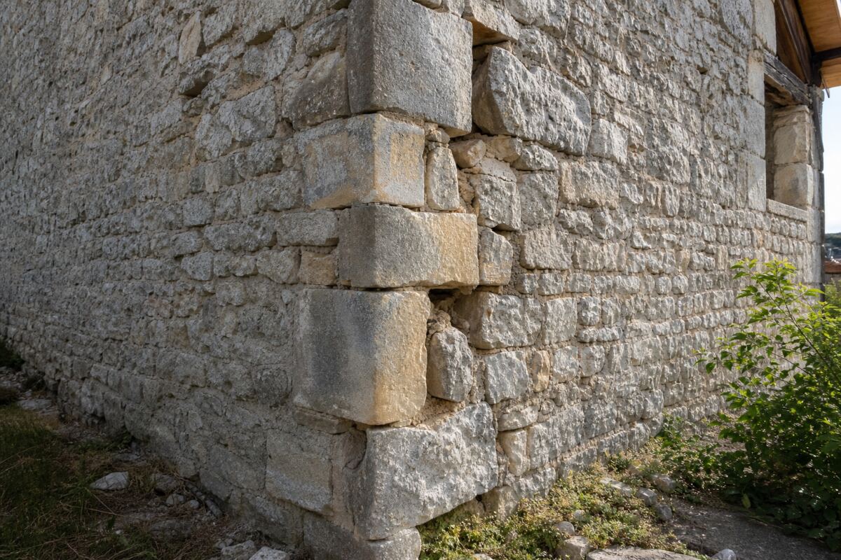Angle de mur en pierre descellé : réparer