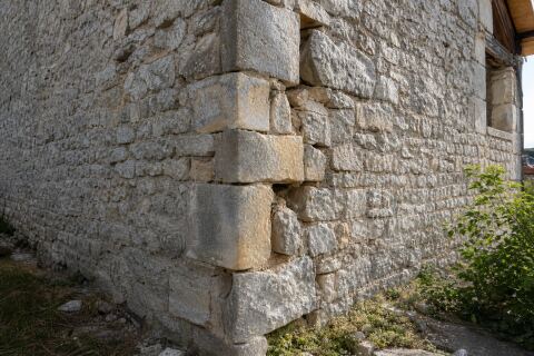 Angle de mur en pierre descellé : reconstruire la liaison sans rigidifier le bâti