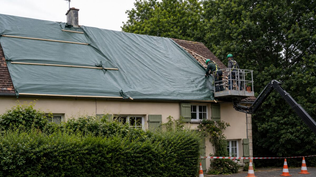 Bâcher une toiture en urgence : sécuriser l’intervention et limiter les dégâts
