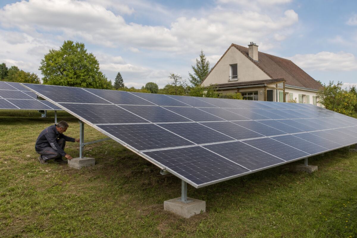 Structure photovoltaïque au sol : fondations, vent et autorisations