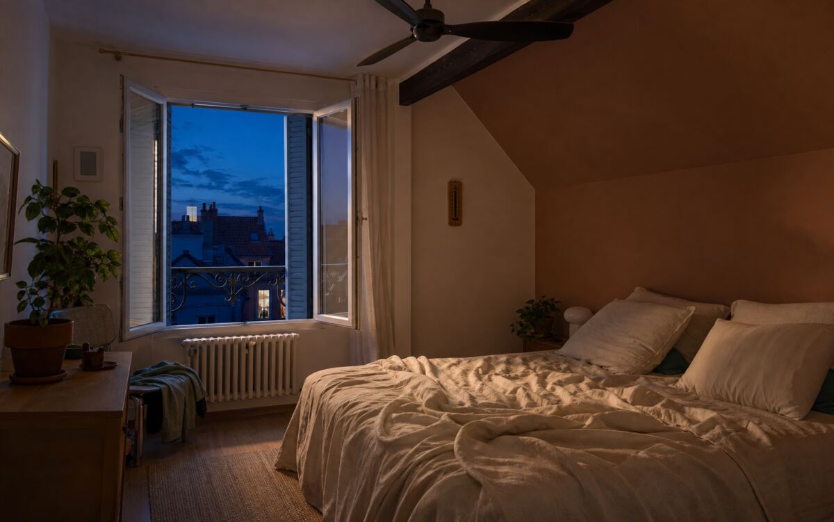 Maison trop chaude la nuit : diagnostic pièce par pièce et solutions efficaces