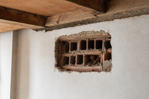 Mur en briques creuses à déposer : distinguer cloison lourde et mur porteur