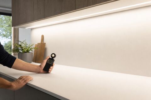 Éclairage d’un plan de travail : éviter ombres et reflets